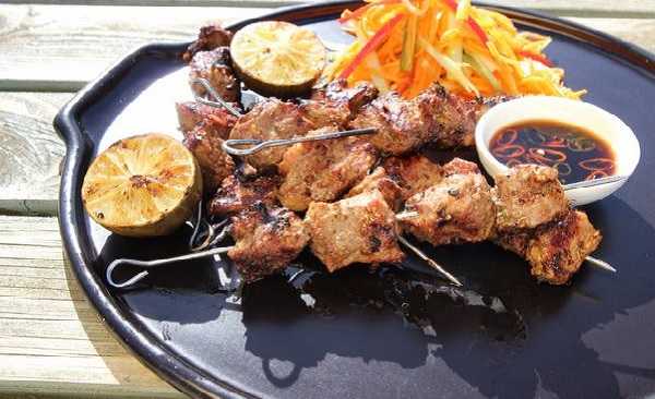 Brochette d'agneau aux �pices et salade de carottes au feta