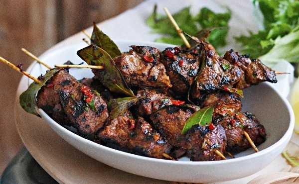 Brochettes d'agneau marin�es aux herbes