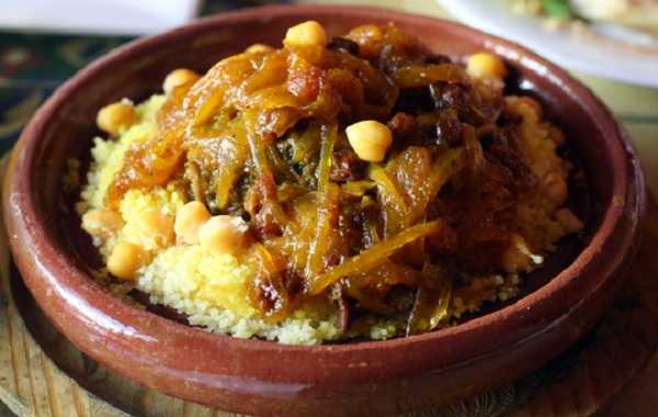 Couscous Tfaya au poulet et oignons caramelis�s