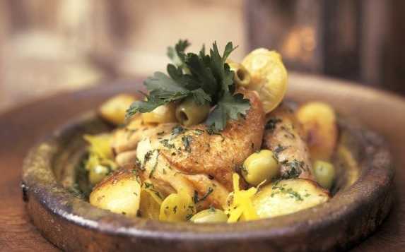 Recette de tajine de poulet aux citrons confits et aux olives