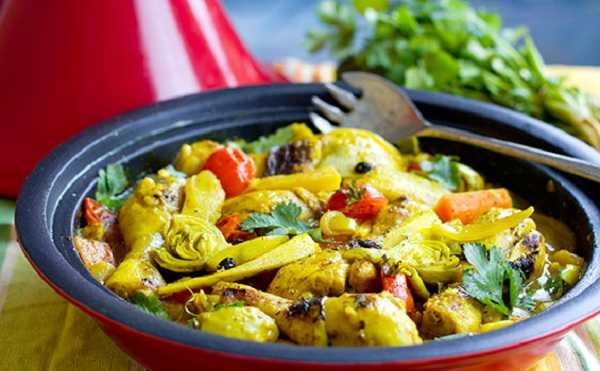 Tajine de poulet aux f�ves et artichauts