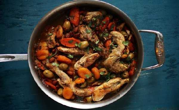 Tajine de poulet aux l�gumes et abricots secs