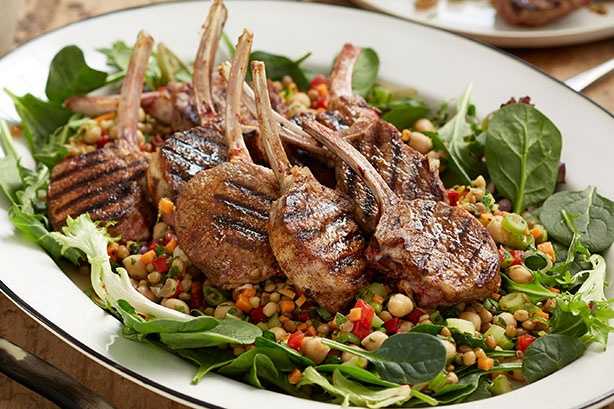 Côtelettes d'agneau épicées aux lentilles et pois chiches