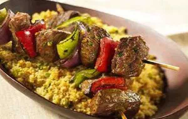 Couscous aux brochettes marinées