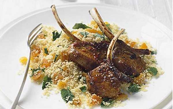 Couscous aux côtelettes d'agneau et abricot