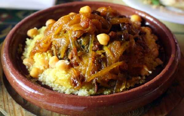 Couscous Tfaya au poulet et oignons caramelisés