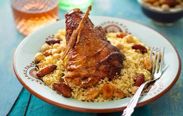 Epaule d'agneau farcie au couscous et aux dattes