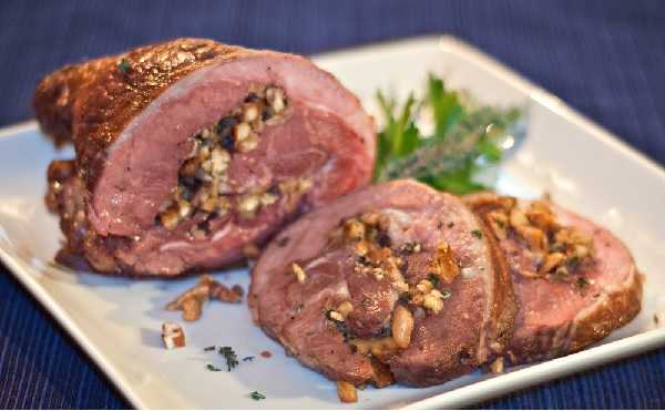 Gigot d'agneau farci aux dattes et amandes