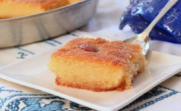 Kalb el louz ou gâteau de semoule aux amandes