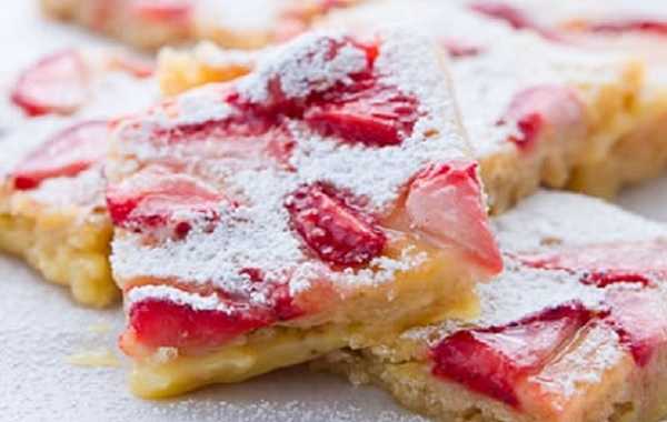 Pastilla à l'ananas et coulis de fraises