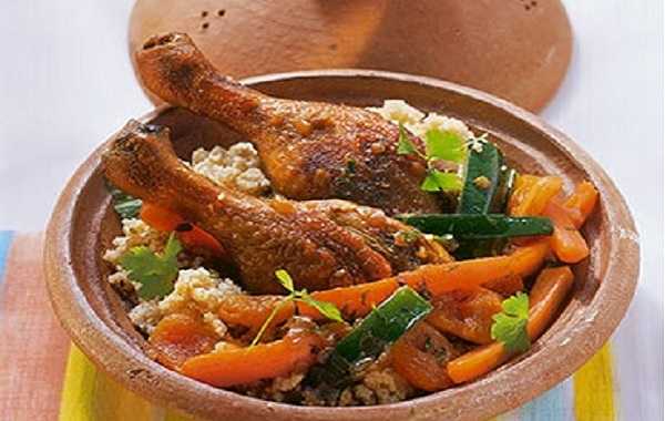 Tajine au poulet aux abricots secs, carottes et aux amandes