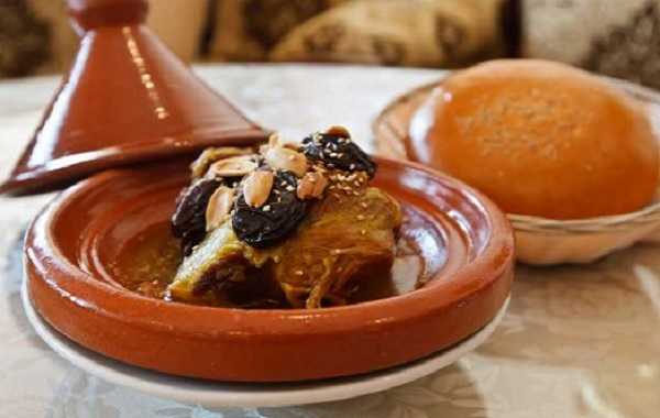 Tajine d'agneau aux amandes et pruneaux