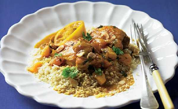 Tajine de poulet aux abricots et amandes