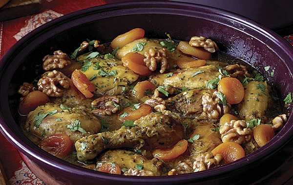 Tajine de poulet aux abricots et aux épices