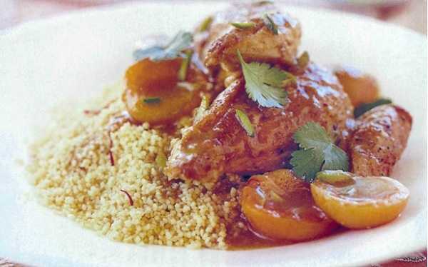 Tajine de poulet aux abricots et pistaches