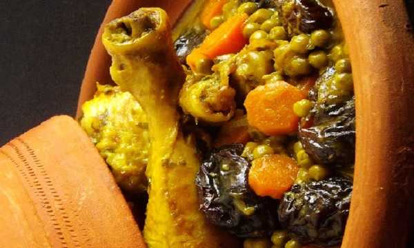 Tajine de poulet aux carottes,petits pois et pruneaux