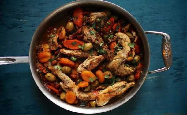 Tajine de poulet aux légumes et abricots secs