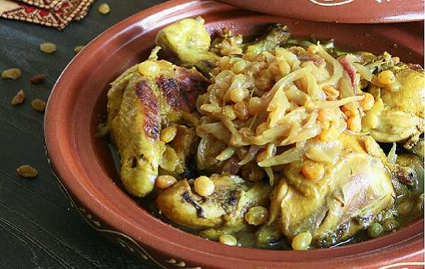 Tajine de poulet aux oignons et aux raisins secs