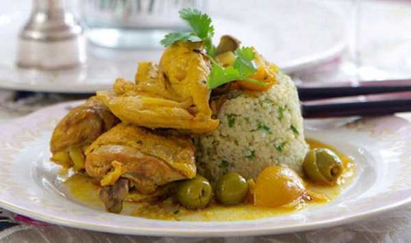 Tajine de poulet aux olives vertes et amandes