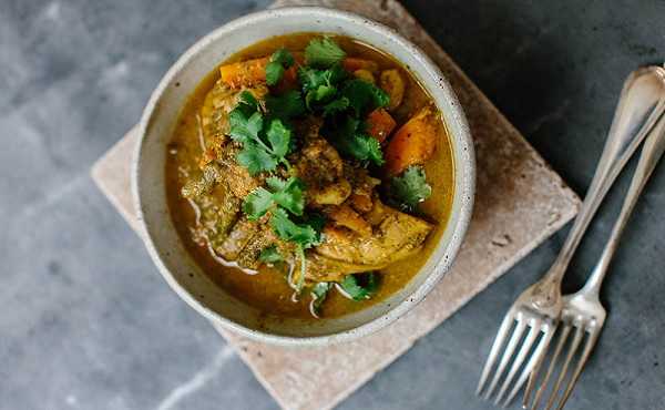 Tajine de poulet aux patates douces et raisins secs