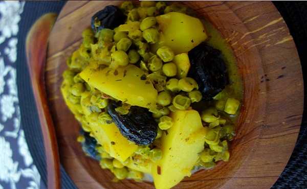 Tajine de poulet aux pommes de terre, petit-pois et pruneaux