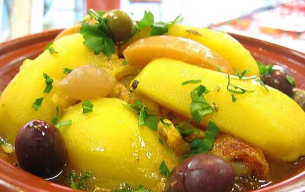 Tajine de poulet, pommes de terre et chou vert