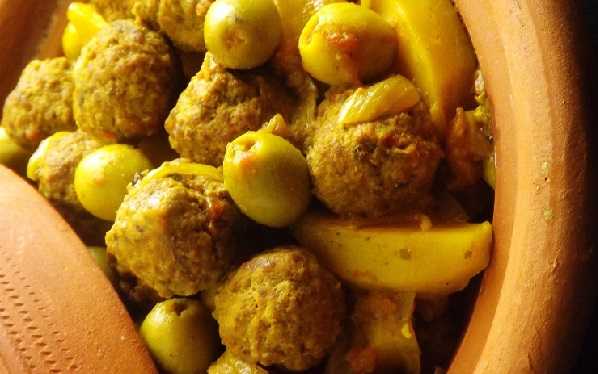 Tajine aux boulettes de viande, pommes de terre et olives