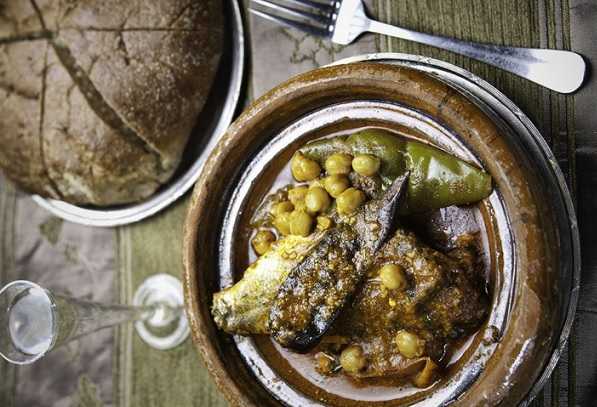 Tajine de poulet aux aubergines et pois chiches