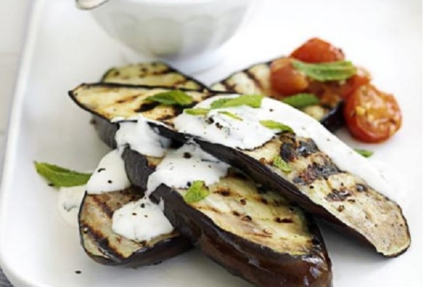 Aubergines au yaourt et tomates cerise