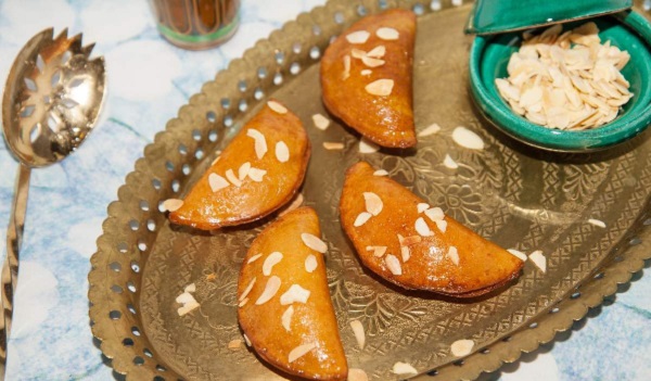 Baghrir frit farci aux amandes