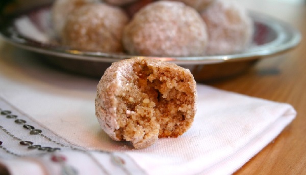 Boules aux amandes et à la cannelle