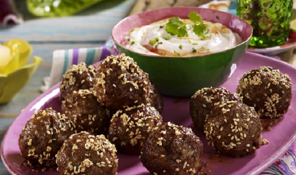 Boulettes d'agneau au sésame sauce yaourt