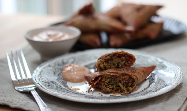 Briouates façon pastilla poulet-amandes