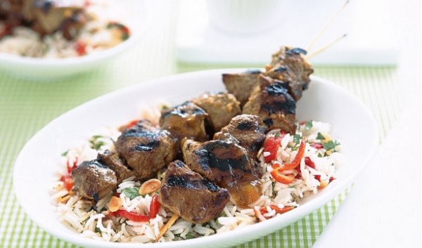 Brochettes d'agneau à l'orientale et riz pilaf