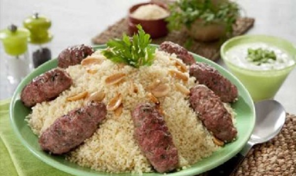 Brochettes de kefta et couscous aux fruits  secs