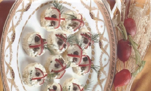 Canapés aux radis et aux câpres