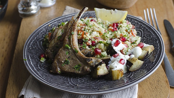 Carré d'agneau grillé aux herbes