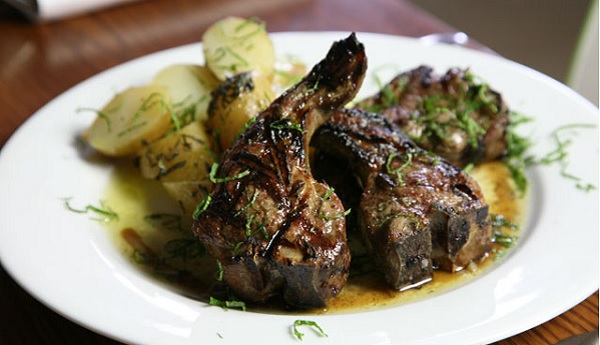 Côtelettes d'agneau au four aux pommes de terre