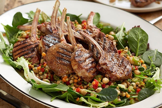 Côtelettes d'agneau aux épices et couscous aux légumes