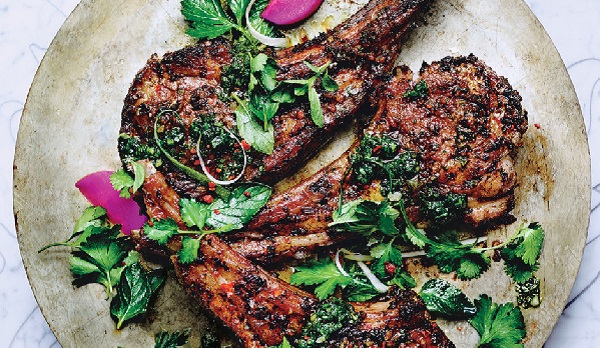 Côtelettes d'agneau grillées aux herbes