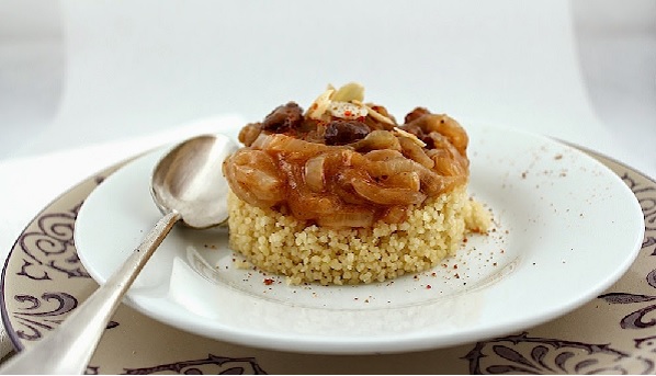 Couscous aux oignons confits et raisins secs