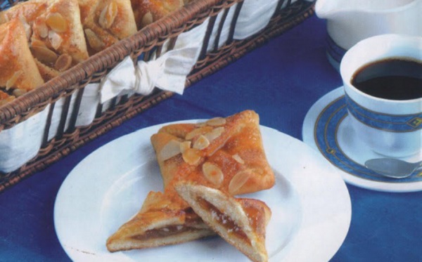 Feuilletés à la confiture et amandes effilées