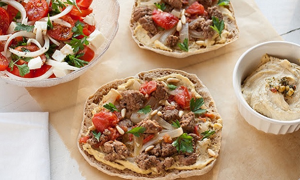 Pitas à l'agneau et houmous