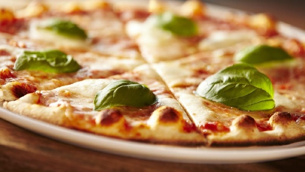 Pizza aux feuilles de basilic