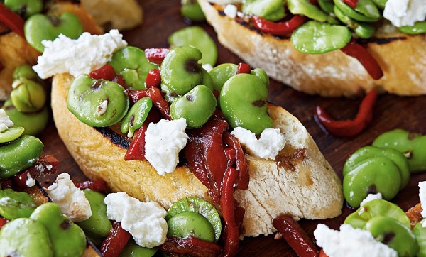 Poivrons et fèves marinés à la mousse de chèvre