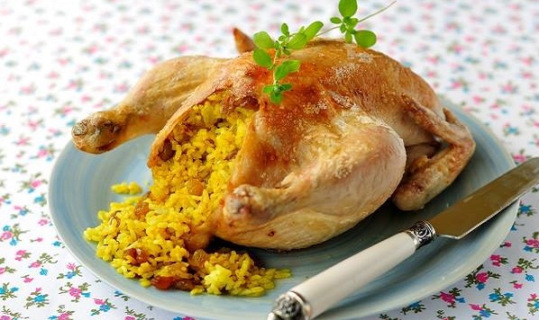 Poulet farci au riz et fruits secs