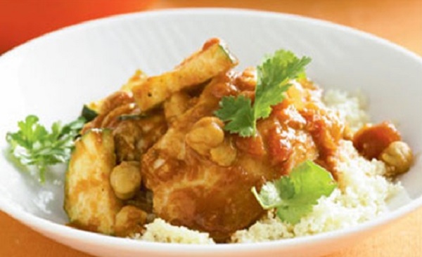 Tajine de poulet aux tomates et pois chiches